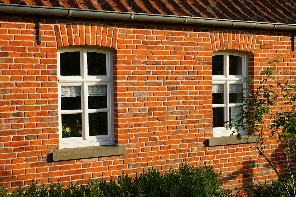 Should You Hire a Real Estate Agent? Pros, Cons, and Alternatives